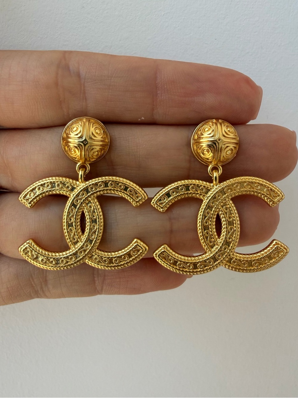 ✨Vintage CHANEL Gold Textured CC Drop Earrings✨